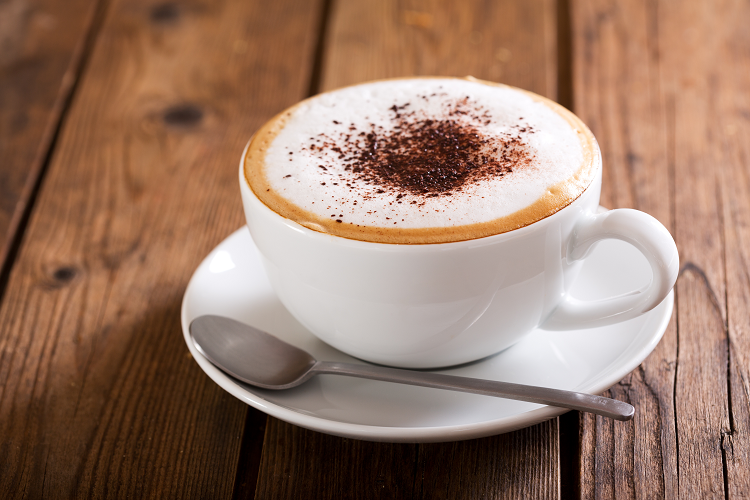 ダイエット中の飲み物に、泡立てたミルクをのせたカプチーノはいかがでしょうか？（写真：Shutterstock.com)