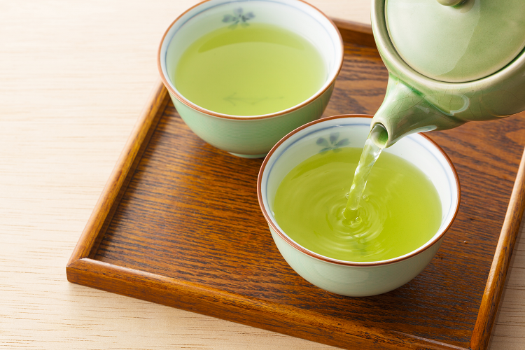 私たち日本人にとってなじみ深い緑茶（写真：Shutterstock.com)