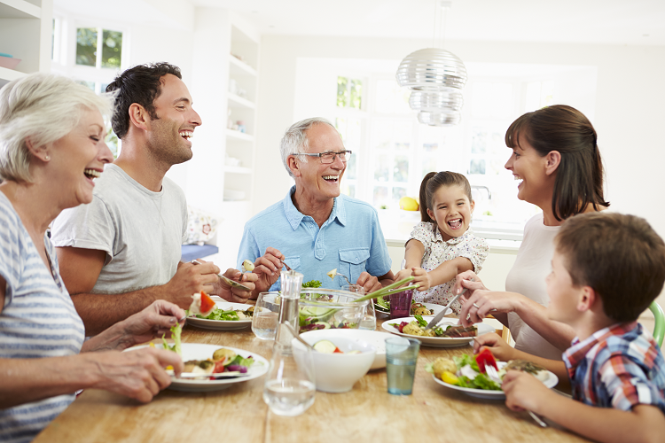 年齢と食事は腸内細菌にどのような影響を与えているのでしょうか（写真：Shutterstock.com)