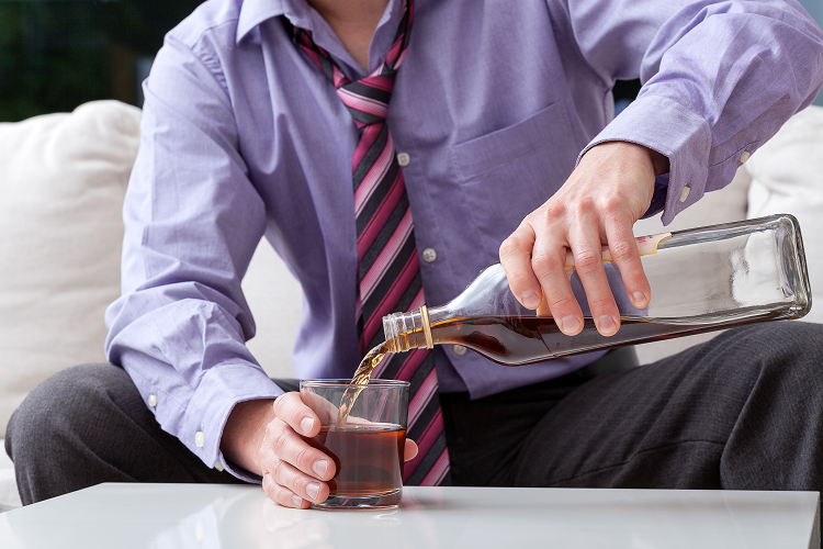 仕事が終わった後のお酒、飲みすぎには注意が必要です（写真：Shutterstock.com)
