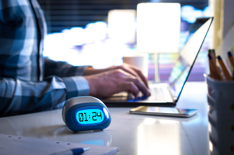 夜勤が多いとなぜ病気のリスクが高まるのでしょうか（写真：Shutterstock.com）