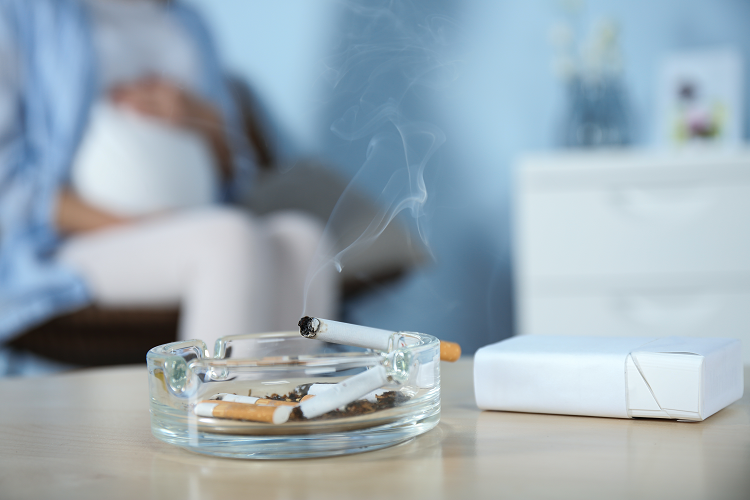 健康への影響が大きいとされ問題視されている受動喫煙、赤ちゃんにはどのような影響があるのでしょうか（写真：Shutterstock.com)