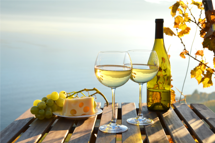 赤ワインと白ワイン、どちらがお好きでしょうか？（写真：Shutterstock.com）